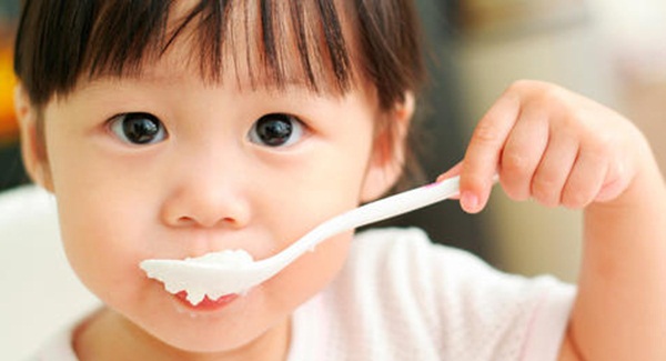 Không cho trẻ ăn sữa chua khi đói