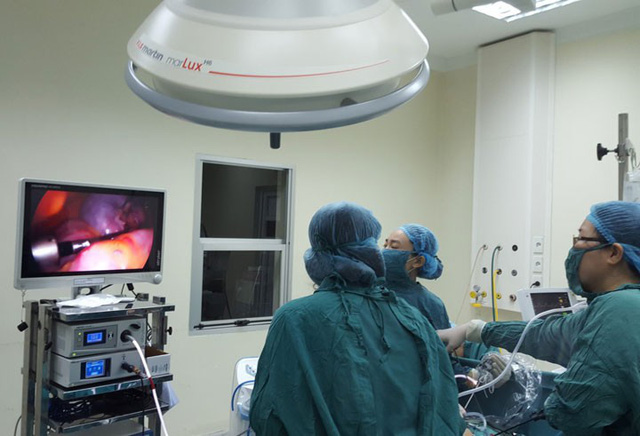 Các bác sĩ thành công trong việc phẫu thuật bóc tách u nang buồng trứng cho bé gái 7 tuổi ở Quảng Ninh.