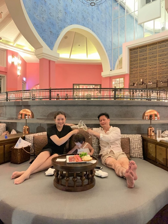 Mới đây, đại gia Đức An cùng vợ đã đưa cô con gái đi du lịch ở Phú Quốc. Chia sẻ hình ảnh gia đình hạnh phúc bên nhau, Phan Như Thảo tâm sự: 