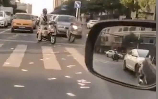 Rất nhiều tiền vương vãi trên đường. Ảnh: Weibo