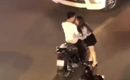 Cặp đôi cãi vã giữa đường đông đúc.