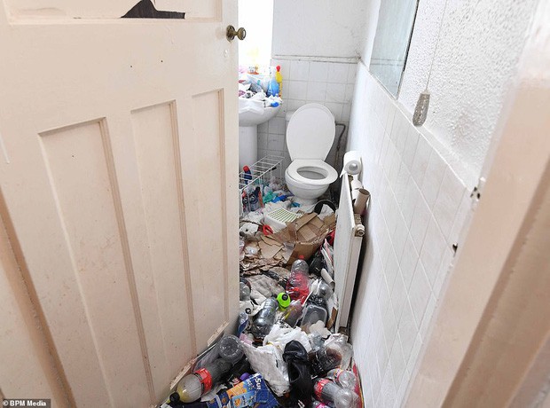 Nhà vệ sinh cũng bị lấp kín bởi rác.