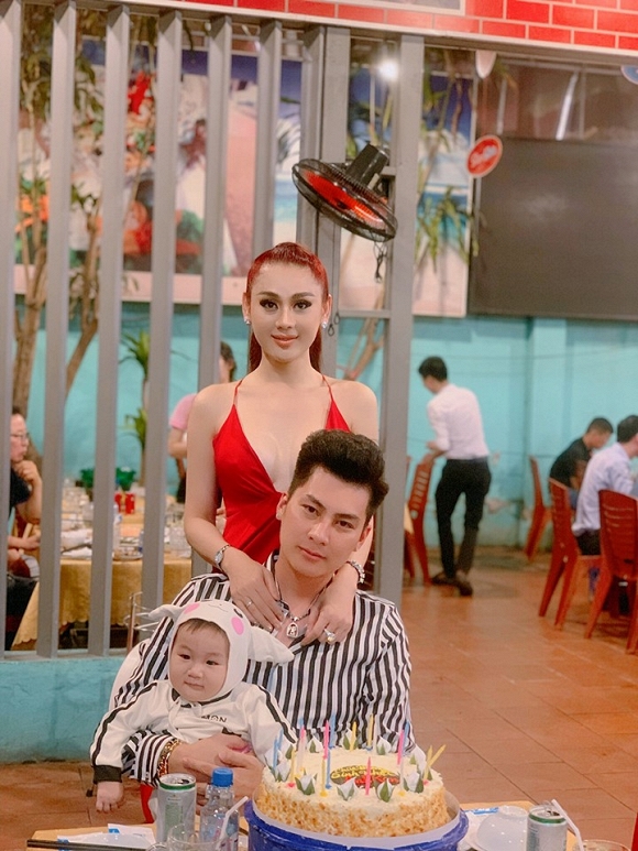 Sau khi chia sẻ bộ ảnh đầu tiên con trai chụp cùng bố mẹ, Lâm Khánh Chi gây bất ngờ khi tiết lộ đã có kế hoạch cho việc chào đón thành viên mới vào năm sau: 