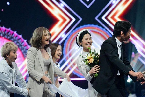 Thúy Hà hạnh phúc xuất hiện trên sân khấu lễ trao giải VTV Awards cùng dàn diễn viên ‘Về nhà đi con’ 2019.