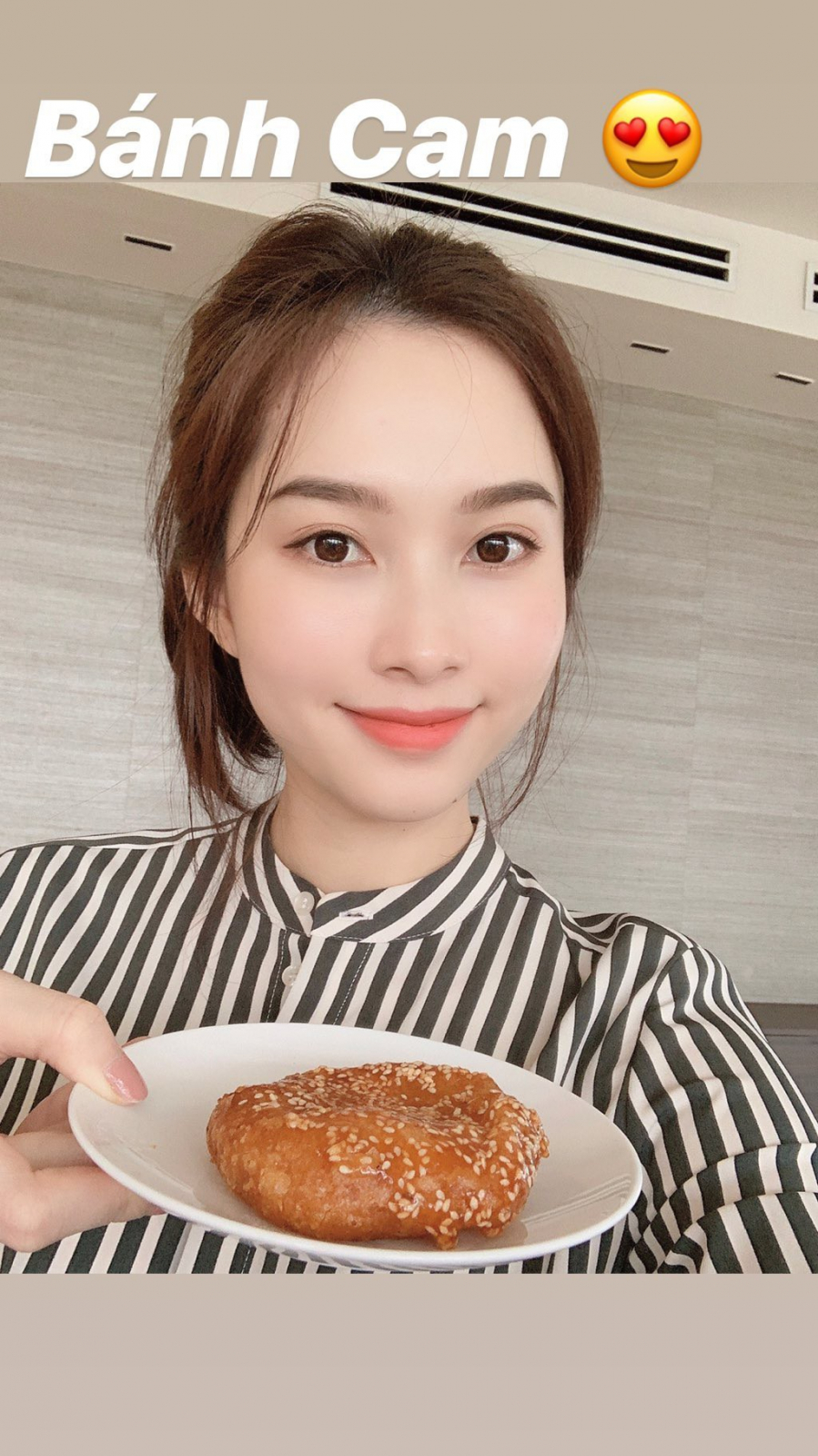 Nàng Hậu được nhận xét giống như một nữ sinh hơn là một bà mẹ bỉm sữa.