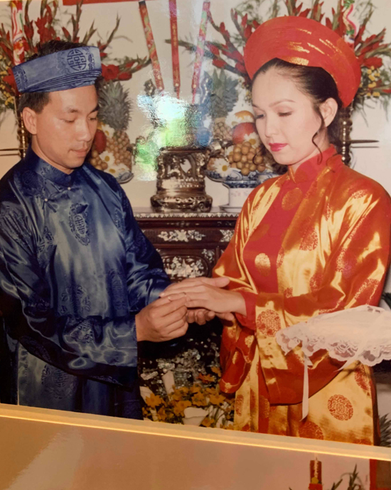 Diễm My diện áo dài truyền thống đỏ rực trong đám cưới năm 1994.