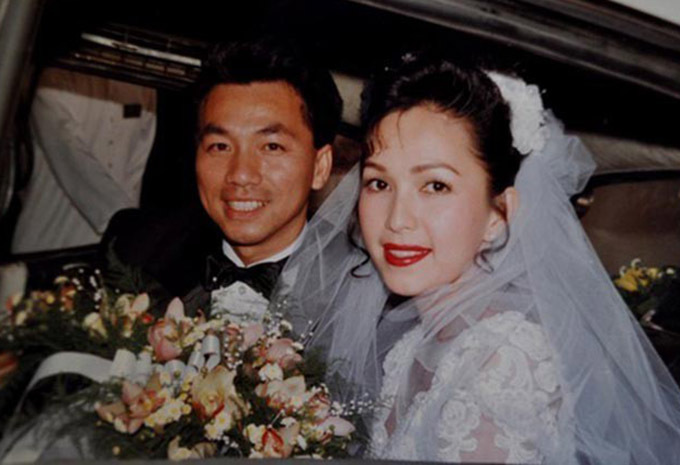 Diễm My diện bộ soiree trắng do ông xã đích thân mang từ Mỹ về. Tiệc cưới của chị 25 năm trước tổ chức tại một nhà hàng nổi 5 sao trên bến Bạch Đằng, TP HCM.