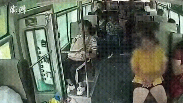 Người phụ nữ nhảy khỏi chiếc xe buýt đang chạy.