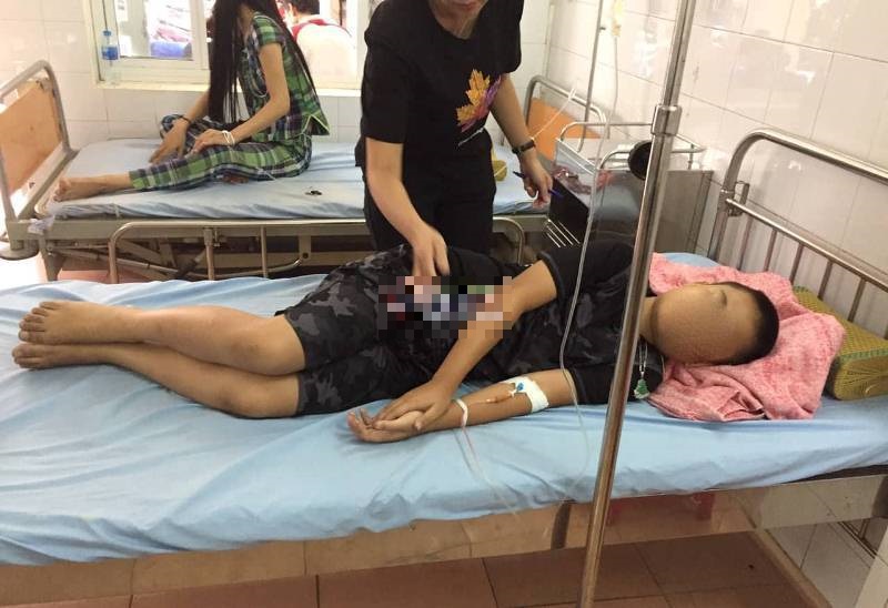 Hình ảnh một học sinh được cấp cứu tại bệnh viện sau khi uống chai sữa. Ảnh: Vietnamnet.