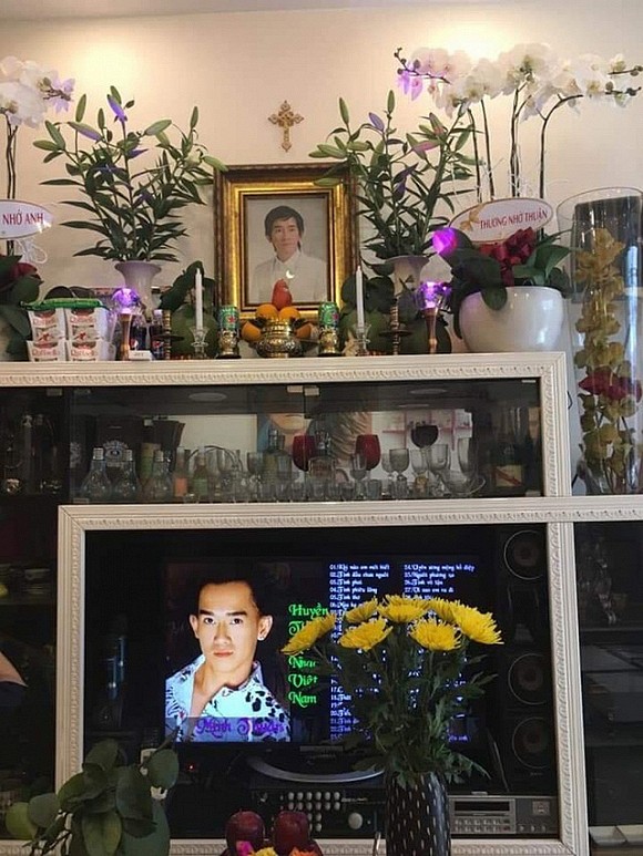 Không gian đặt bàn thờ của cố nghệ sĩ Minh Thuận.