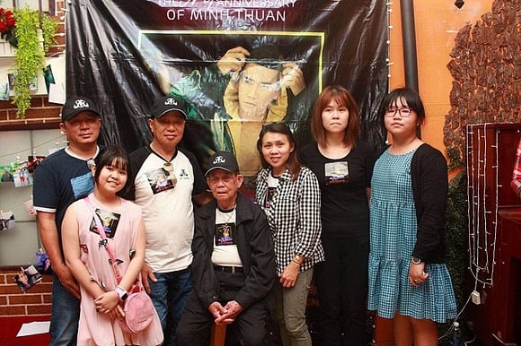 Bố và em gái Minh Thuận tham dự buổi tưởng niệm về anh do người hâm mộ tổ chức.