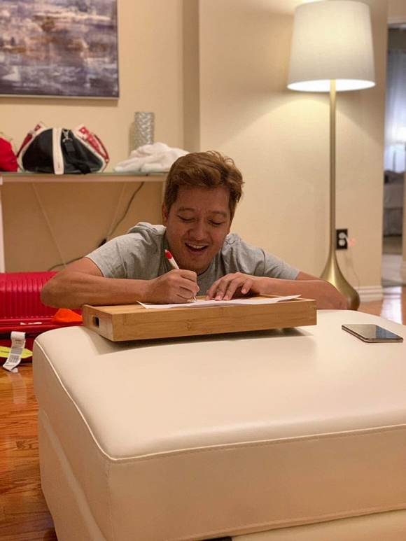 Trường Giang vừa chép thoại vừa facetime với vợ con.