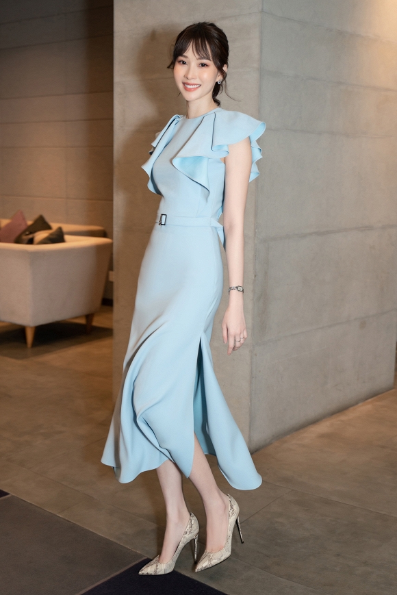 Người đẹp khoe vóc dáng mảnh mai với bộ váy nhạt màu của nhà thiết kế Đinh Thanh Long.