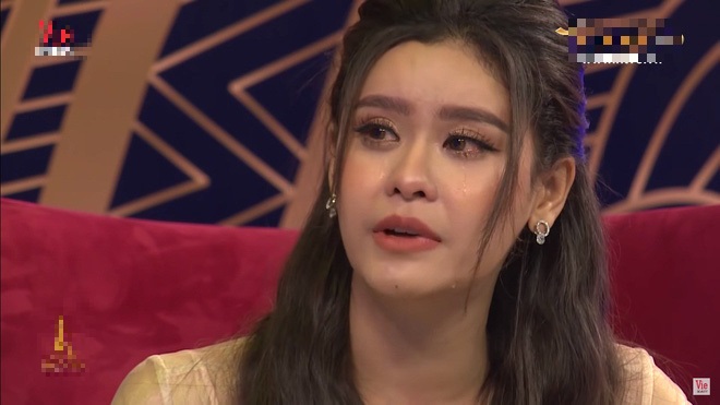 Lần đầu tiên người hâm mộ thấy Trương Quỳnh Anh bật khóc. Cô cay đắng cho biết mình đã mất tất cả từ người quản lý đến bạn bè và cả ba mẹ khi cố chấp kết hôn với chồng cũ: 