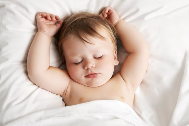 Không nên cho trẻ ngủ muộn