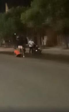 Cô gái mắng chửi rồi đánh bạn trai.