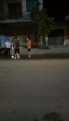 Cô gái bị người yêu bắt gặp ôm trai lạ trên đường.