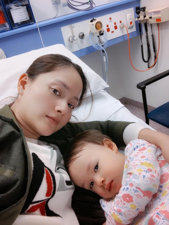 Lan Phương và cô con gái Lina trong bệnh viên vì cô bé bị sốt khá cao.