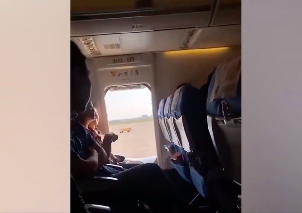 Người phụ nữ tự ý mở cửa thoát hiểm trên máy bay.