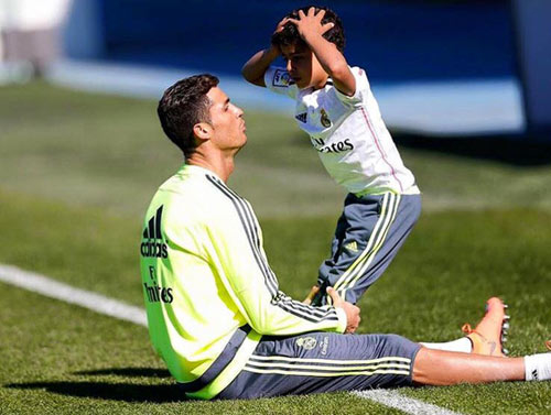 Ronaldo và con trai trên sân tập.
