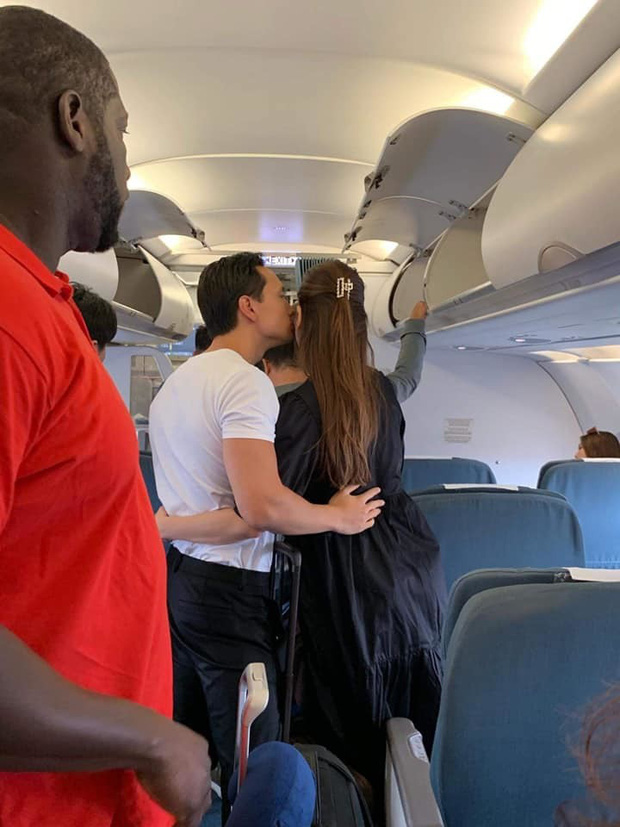 Kim Lý và Hà Hồ thoải mái ôm và hôn má nhau trên máy bay.  