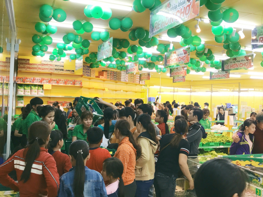 Gần 3.000 khách đổ xô mua “thịt tươi, cá lội, rau xanh, trái cây tận vườn ngày khai trương BHX Phước Long, Bình Phước