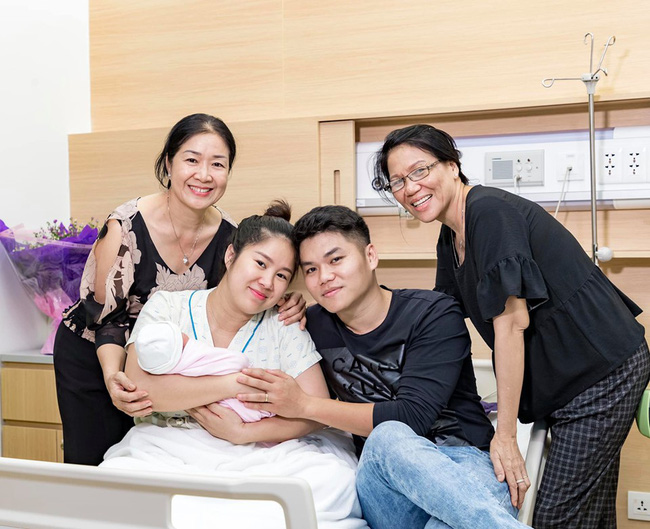 trên trang cá nhân, nữ diễn viên Lê Phương đã đăng tải dòng trạng thái bày tỏ niềm hạnh phúc khi gia đình chào đón bé Bông - thiên thần mới ra đời. Theo đó, nữ diễn viên gửi lời cảm ơn ngọt ngào đến chồng trẻ Trung Kiên: 