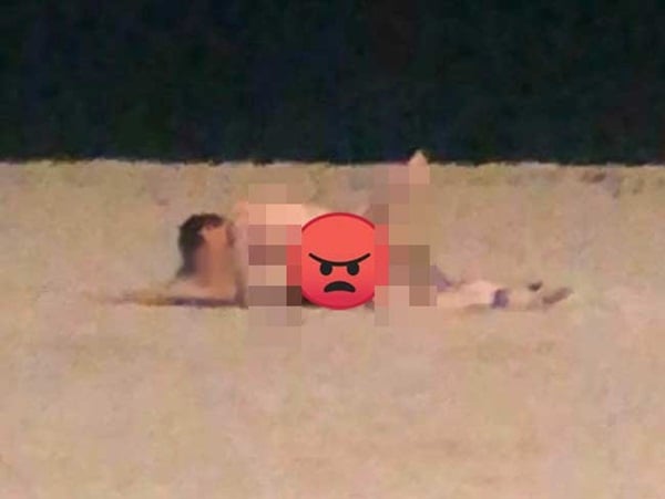 Hành động đáng xấu hổ của cặp đôi trên bãi biển.