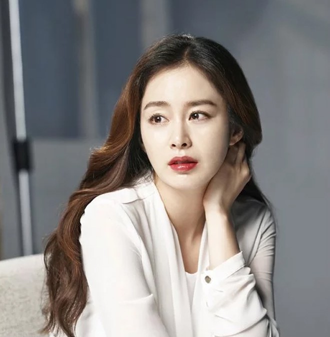 Sau khi lấy chồng và sinh con, Kim Tae Hee vẫn ngày càng đẹp mặn mà hơn.