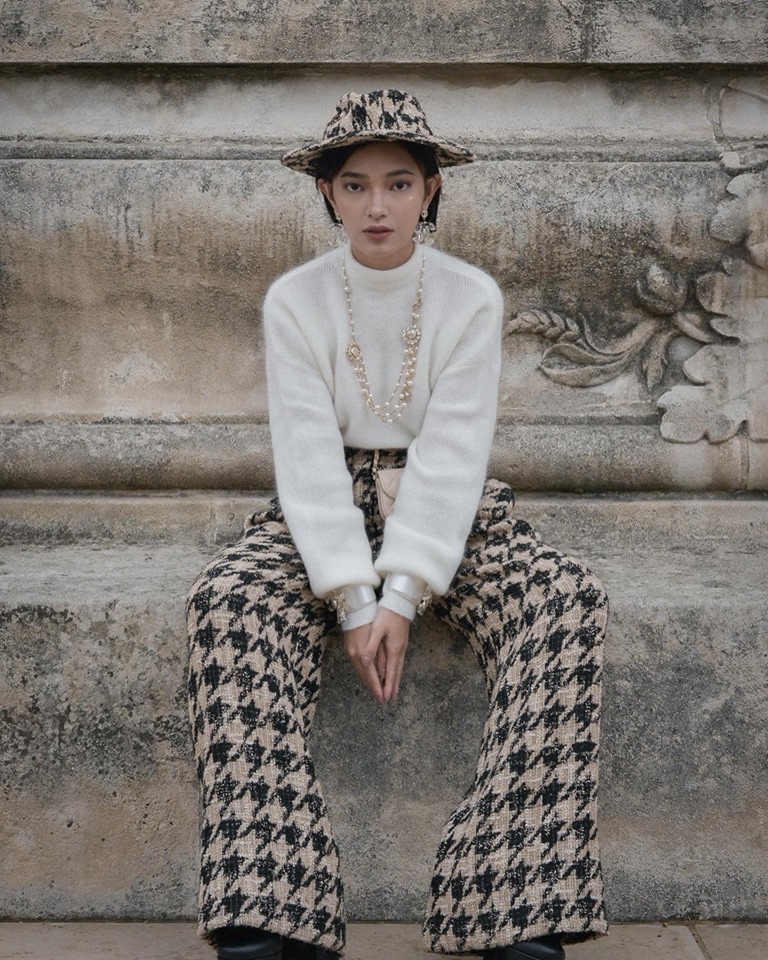 Set đồ chất lừ, kín đáo, tinh tế và mang 100% tinh thần của Chanel được Châu Bùi mang đến Paris Fashion Week 2019