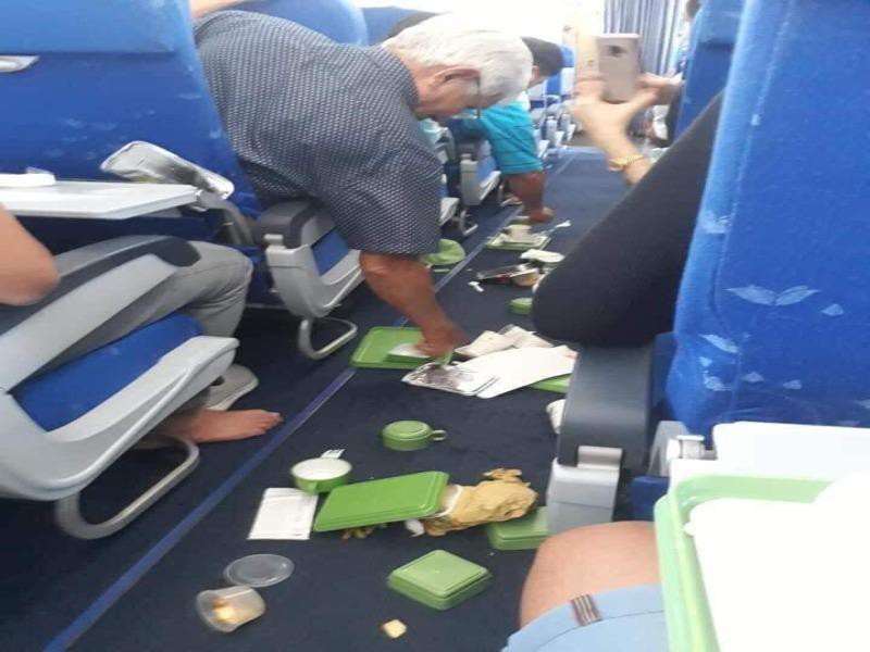 Sự cố khiến đồ ăn bắn tung tóe trên chuyến bay. Ảnh: Facebook
