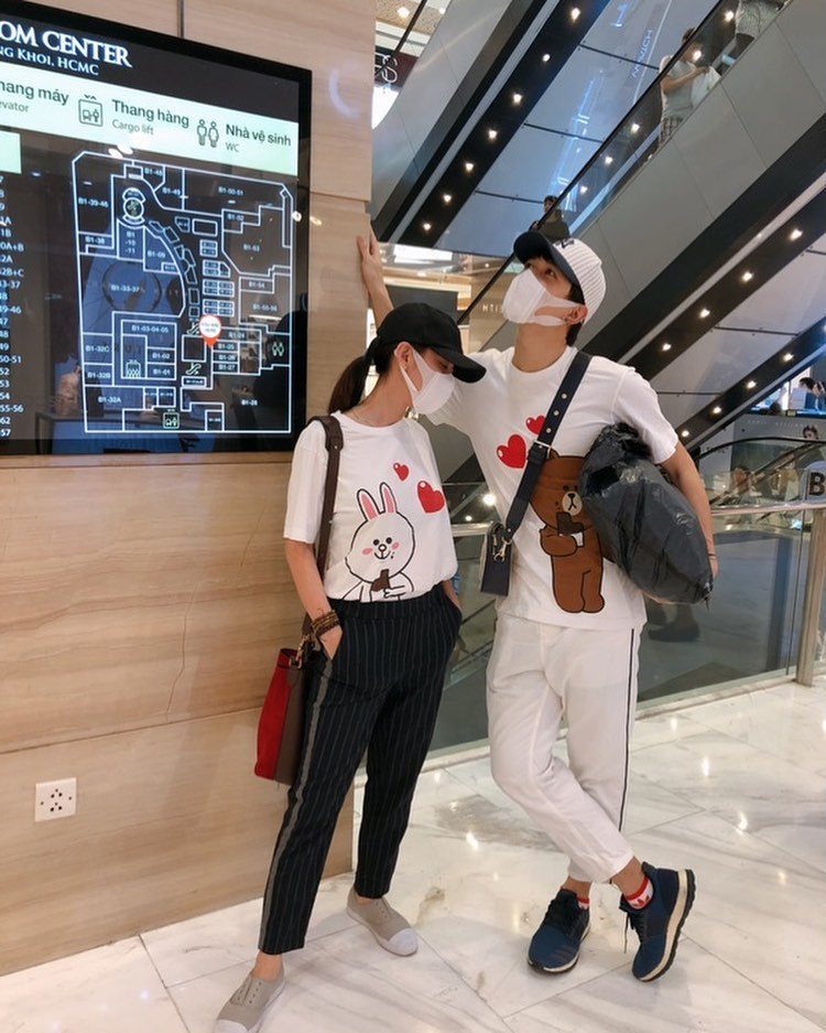 Không chỉ có chồng mà Thu Trang cũng đăng tải hình ảnh diện áo đôi với cậu em và nhắn: 