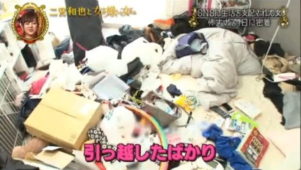 Hình ảnh căn phòng ngập rác khiến nhiều người choáng váng.