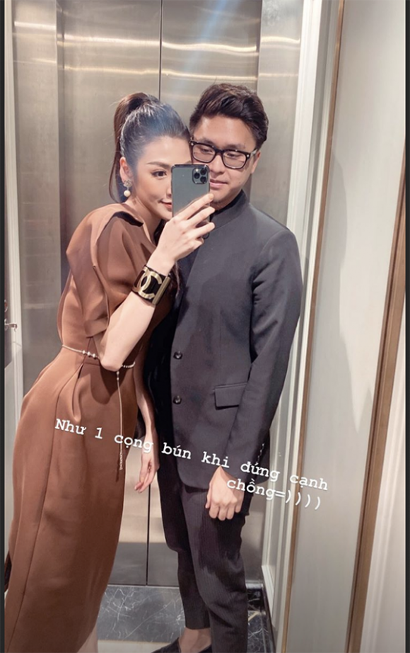 Trên story của instagram cá nhân, Tú Anh bất ngờ đăng tải hình ảnh tựa vai chồng đầy ngọt ngào đi dự sự kiện: 