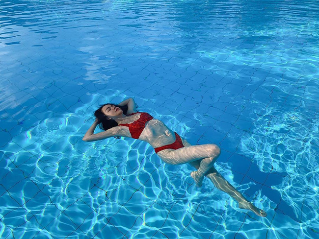 Cách đây vài giờ, trên trang cá nhân Phạm Quỳnh Anh vừa khiến cộng đồng mạng vô cùng ngỡ ngàng khi đăng tải hình ảnh dưới nước tuyệt đẹp. Xuất hiện trong khoảnh khắc xinh đẹp này, nữ ca sĩ diện bikini hai mảnh với tone đỏ nổi bật.    