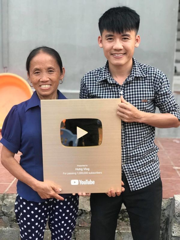Hưng Vlog nhận nút vàng của Youtube.