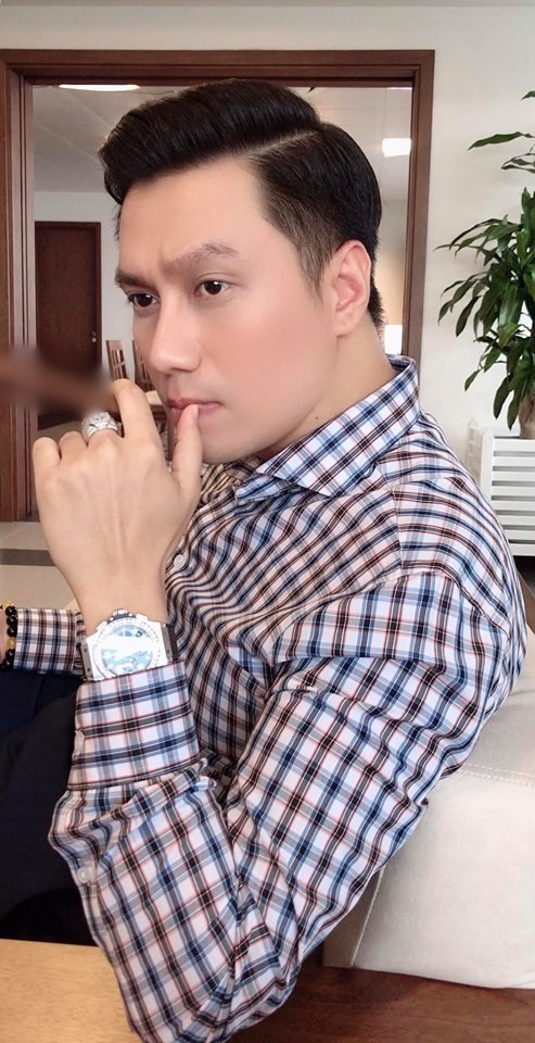 Mới đây nhất trên trang cá nhân, nam diễn viên Việt Anh đã đăng tải hình ảnh khoe góc nghiêng với thần thái xuất sắc. Chia sẻ hình ảnh đầy nam tính, nam diễn viên cho biết: 