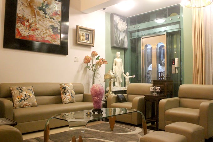 Phòng khách được Kim Cương bày biện theo phong cách cổ điển với tranh, tượng, đá thạch anh... 