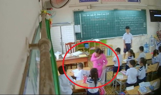Cô giáo đánh và véo tai một số học sinh trong lớp được camera ghi lại.