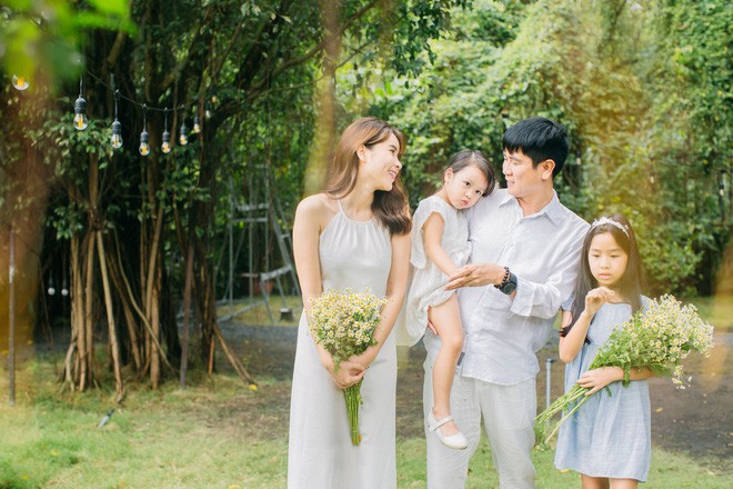 Bộ ảnh cưới kỷ niệm 10 năm kết hôn của Hồ Hoài Anh và Lưu Hương Giang bên 2 cô công chúa nhỏ vừa được chia sẻ cách đây vài ngày.     