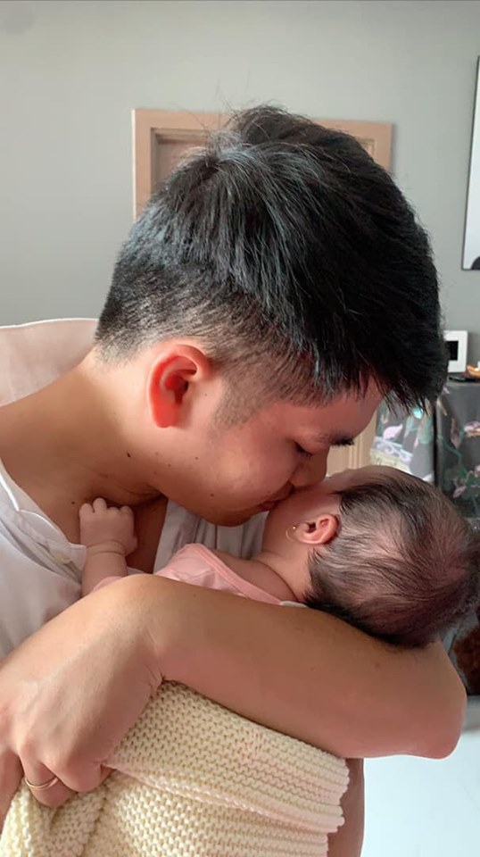 Dù cô bảo rằng mình “phát hờn” nhưng chắc chắc ai cũng hiểu người đẹp đang cảm thấy hạnh phúc vì chồng trẻ biết quan tâm đến gia đình, phụ vợ lo cho con nhỏ.