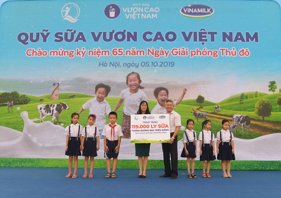 Bà Nguyễn Minh Tâm – Giám đốc Chi nhánh Vinamilk Hà Nội trao tặng bảng tượng trưng 119.000 ly sữa của Quỹ sữa Vươn cao Việt Nam cho hơn 1,300 em học sinh có hoàn cảnh khó khăn tại Hà Nội