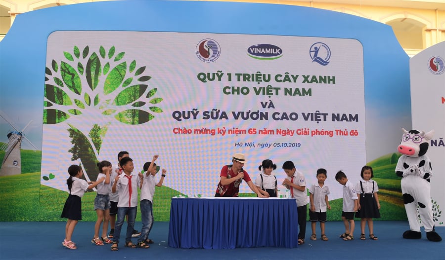 Nghệ sĩ ưu tú Xuân Bắc, đại sứ chương trình Quỹ Sữa Vươn Cao Việt Nam giao lưu cùng các em học sinh tại chương trình. 