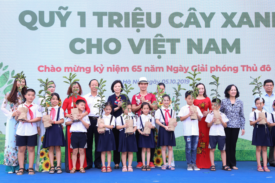 Bà Trương Thị Mai - Ủy viên Bộ Chính trị, Bí thư Trung ương Đảng, Trưởng ban Dân vận Trung ương cùng các đại biểu trao gửi thông điệp từ Quỹ 1 triệu cây xanh cho Việt Nam đến các em học sinh, mong các em biết yêu thiên nhiên và bảo vệ môi trường