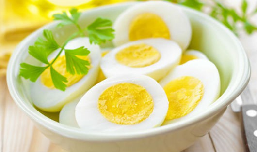 Bỏ thêm chút giấm vào luộc trứng trứng nhanh chín và ngon hơn