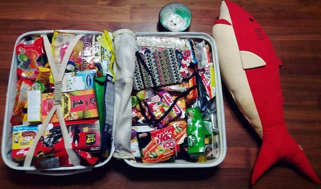 Chiếc vali chứa đầy đồ ăn Việt Nam mà anh chàng mua tặng bạn gái.