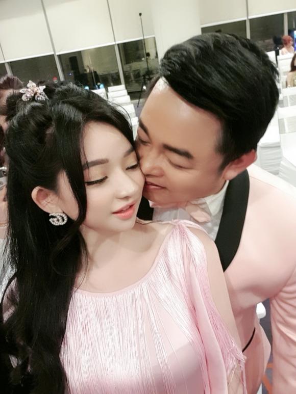 Quang Lê công khai ôm hôn vợ cũ Hồ Quang Hiếu ngay tại sự kiện.  