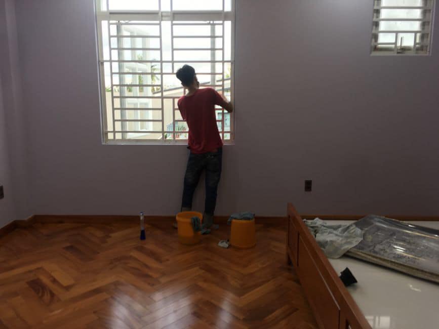 Anh chàng mắc bẫy của bạn và tình nguyện dọn phòng không một lời than vãn.