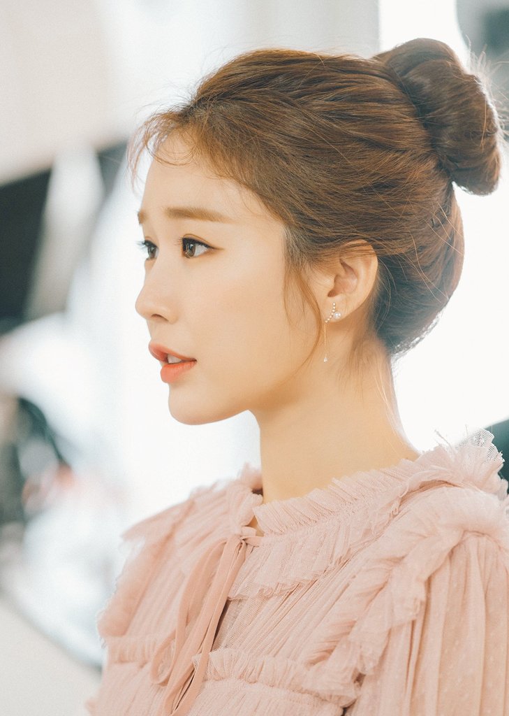 Yoo In Na đã bước sang tuổi 38 vậy nhưng khi sử dụng kiểu tóc búi lộn xộn cô nhìn không khác gì gái đôi mươi.
