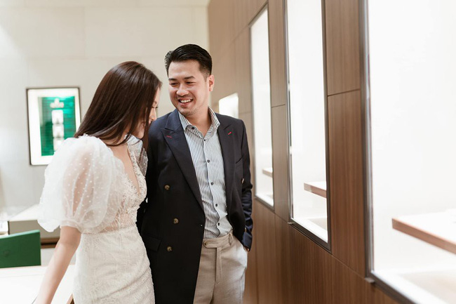Suốt buổi sự kiện, cộng đồng mạng luôn thấy cặp đôi Linh Rin - Phillip Nguyễn sánh bước bên nhau.